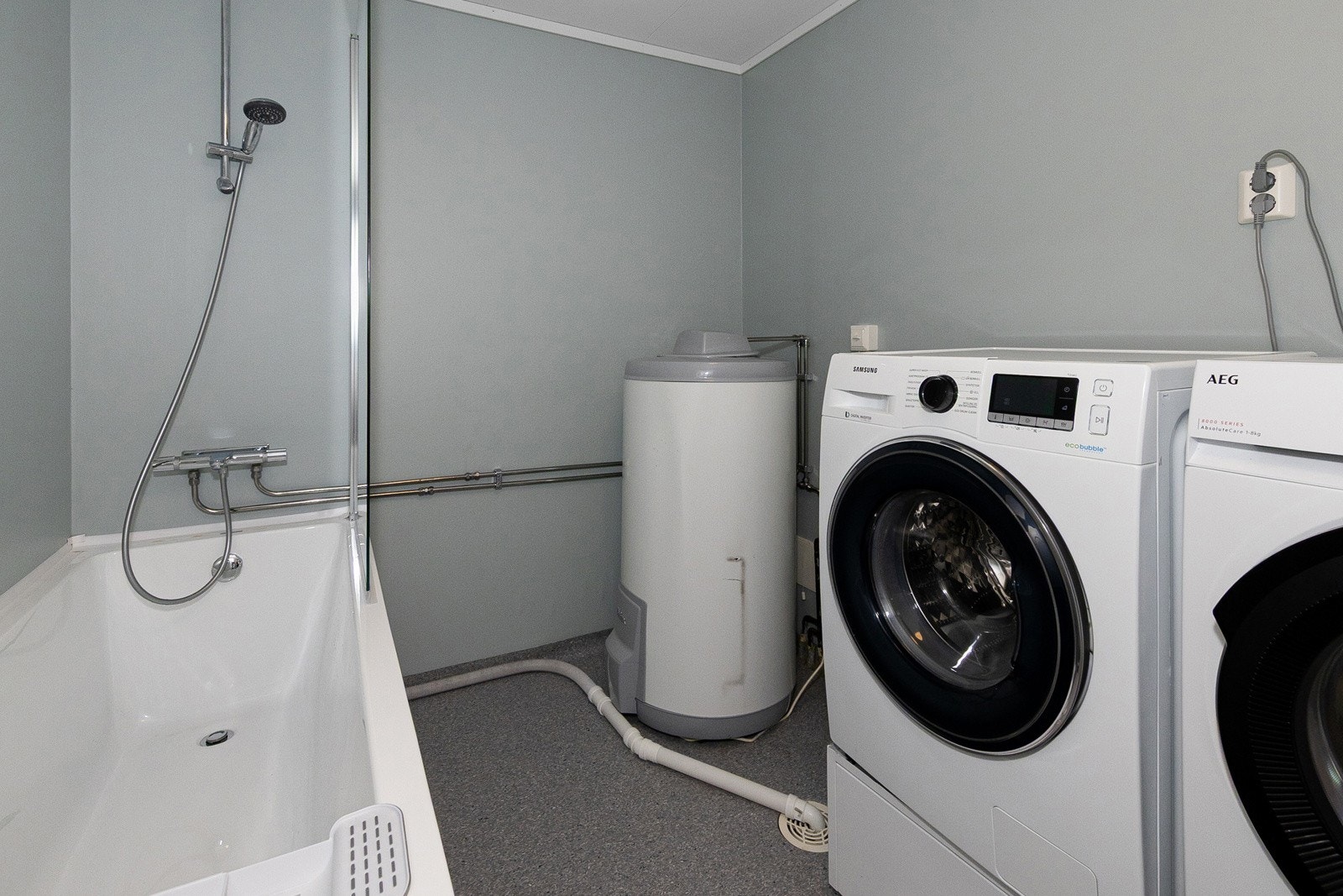 Badekar m/dusjvegg samt opplegg for vaskemaskin og tørketrommel Galleribilde