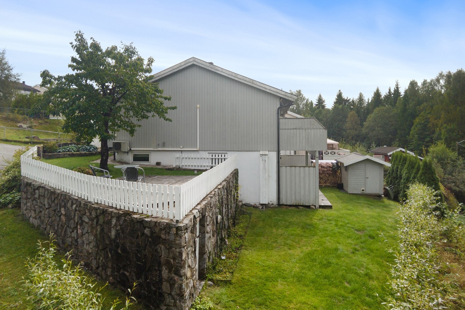 Pent opparbeidet uteområde med bl.a. frittstående utebod Galleribilde