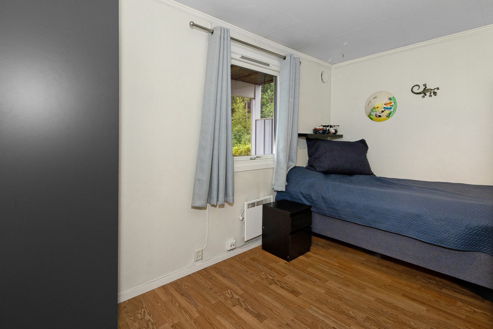 Soverom 3 i underetasje - garderobeskap Galleribilde