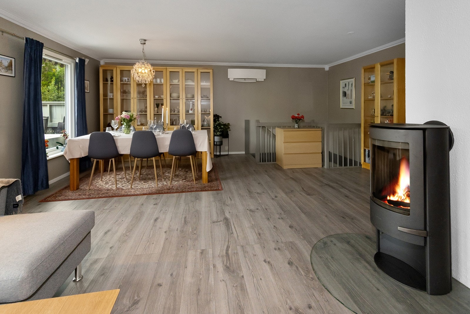 Stuen har både vedovn og varmepumpe som gir en lun og behagelig varme på kjølige dager Galleribilde