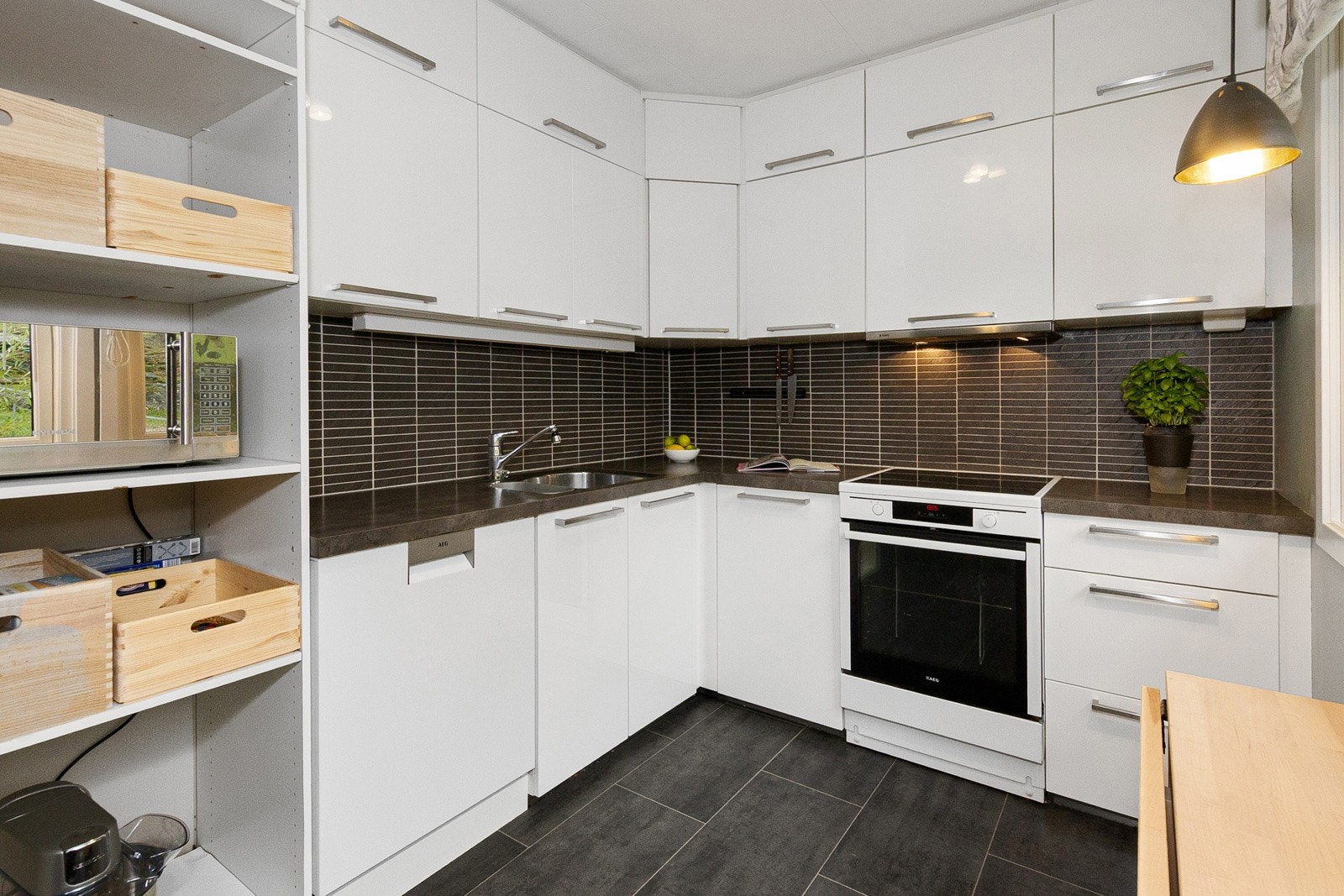 Pen kjøkkeninnredning med hvite høyglans fronter Galleribilde