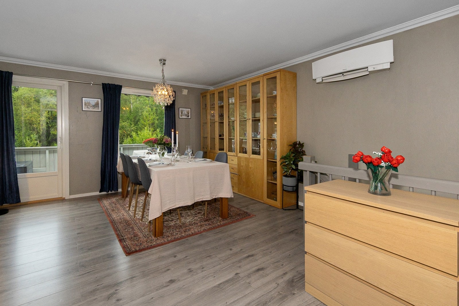 Fra stuen er det utgang til solrik balkong Galleribilde