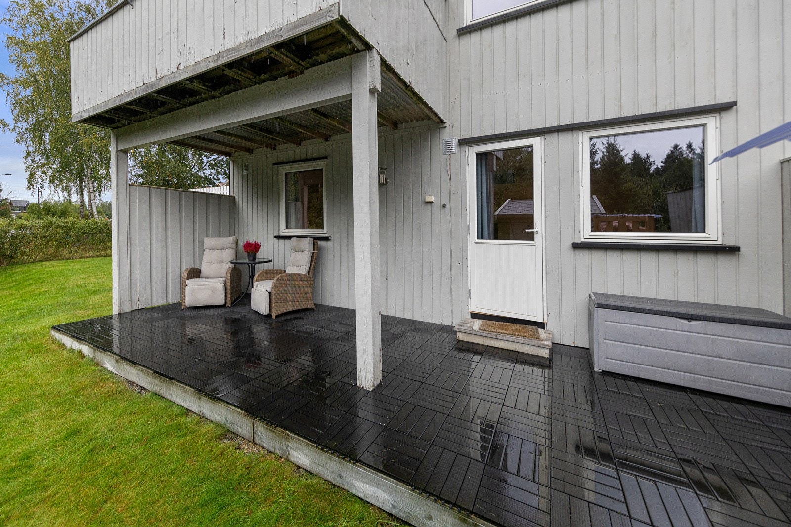 Usjenert terrasse med utgang fra underetasjen Galleribilde