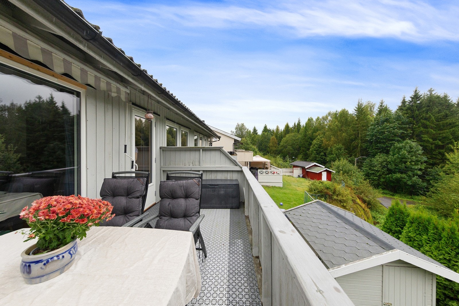 Det er montert markise på balkongen Galleribilde