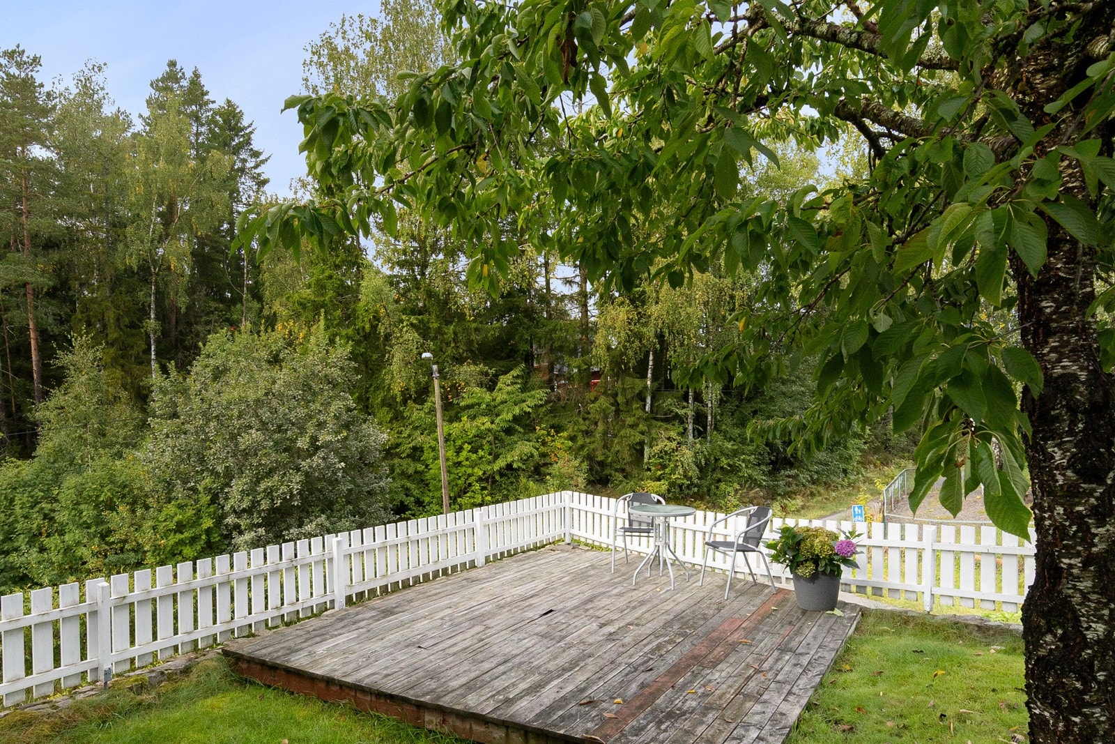 Solrik platting med god plass for utemøbler Galleribilde