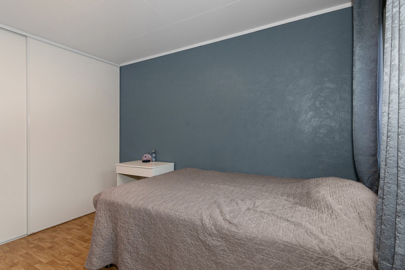 Romslig skyvedørsgarderobe Galleribilde