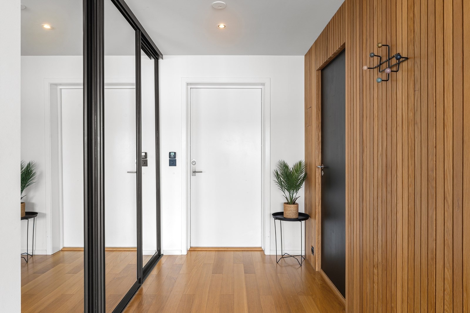 Stor skyvedørsgarderobe i entréen for praktisk oppbevaring. Galleribilde