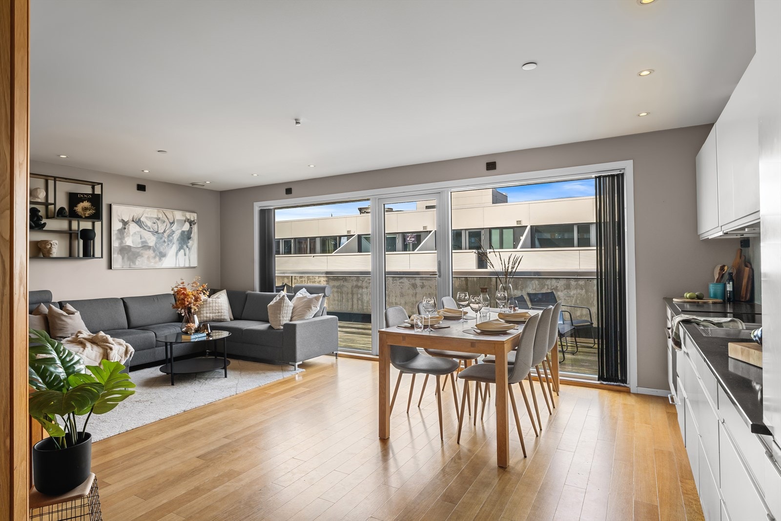 Leiligheten har god takhøyde, store vindusflater og åpen planløsning, noe som gir en god romfølelse. Galleribilde