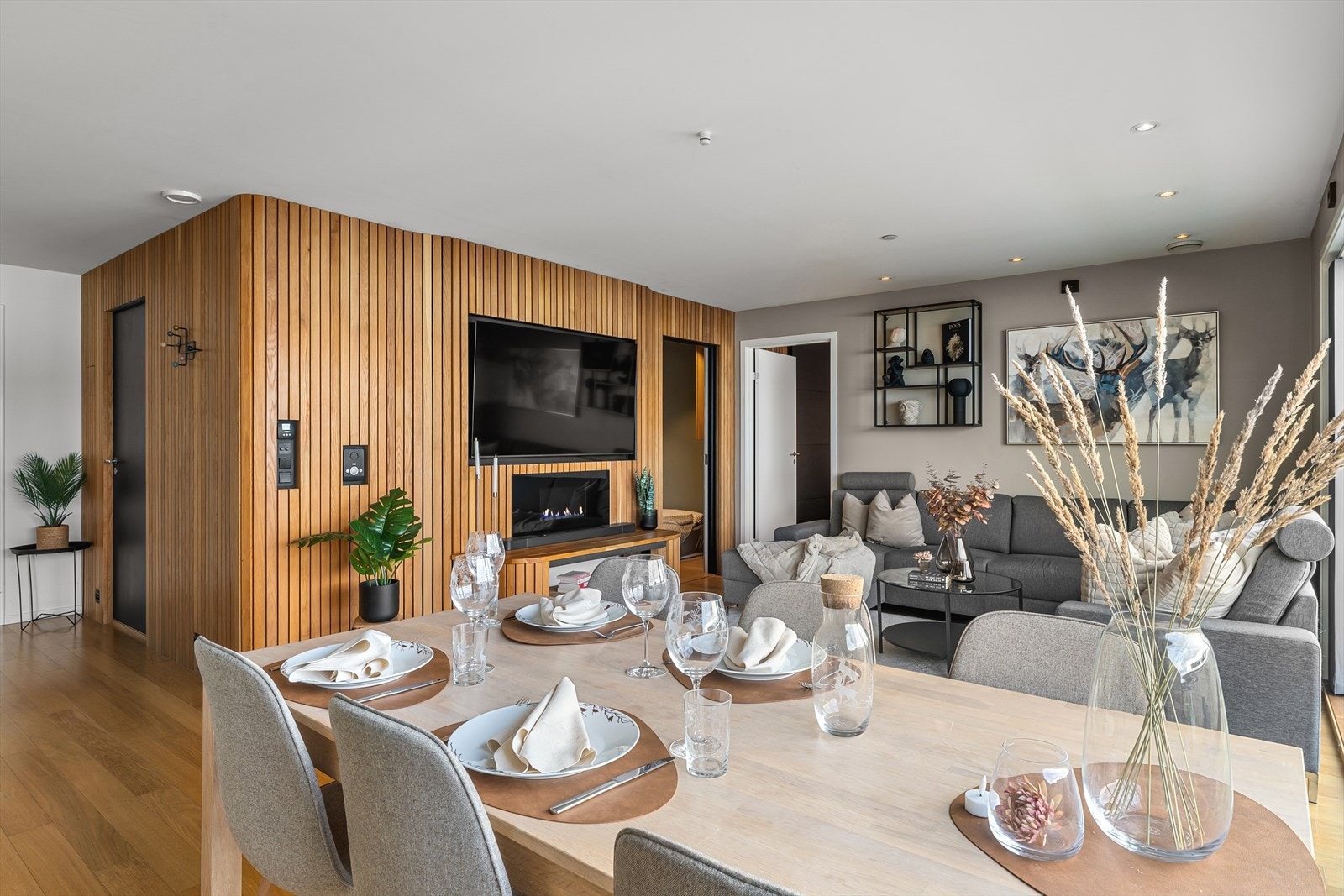 Pene detaljer med nisje til TV og innebygd elektrisk peis. Galleribilde