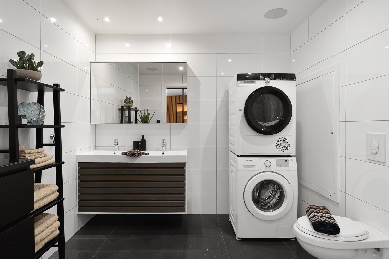 Lyst helfliset bad med stor baderomsinnredning og speilskap for ekstra oppbevaring. Opplegg til vaskemaskin. Galleribilde