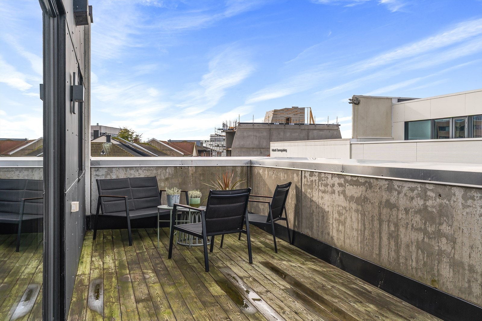 Egen takterrasse på 26 m² med god plass til sittegruppen, grill m.m. Galleribilde