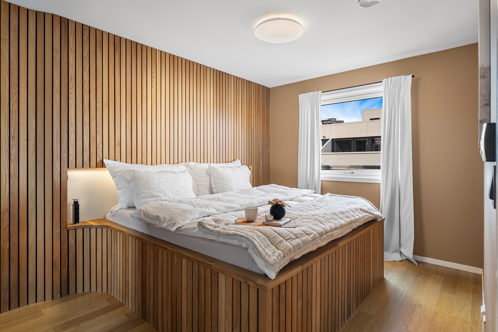 Lekkert soverom med plassbygd seng. Galleribilde