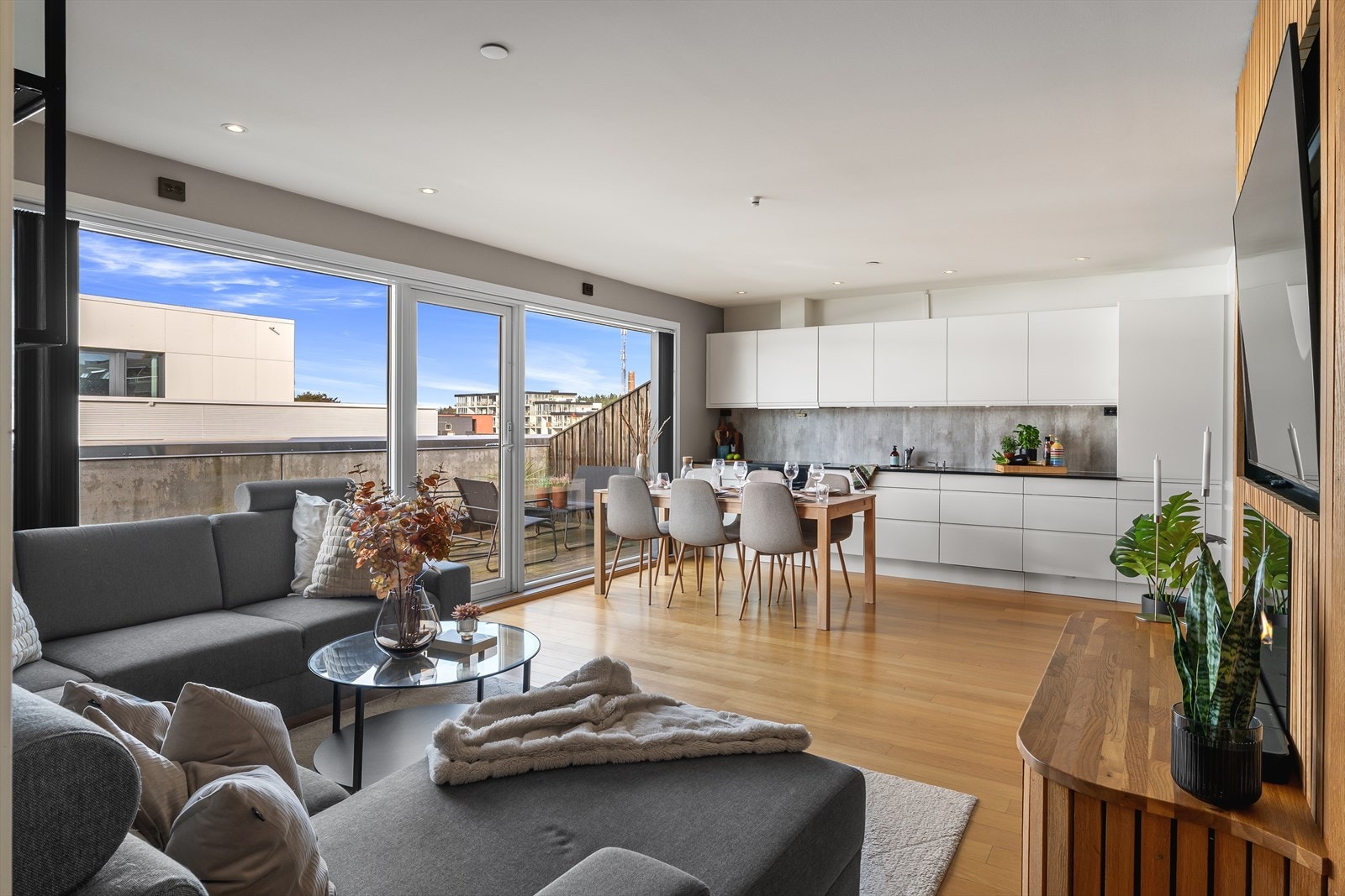 God plass til en stor sittegruppe og spisebord. Galleribilde