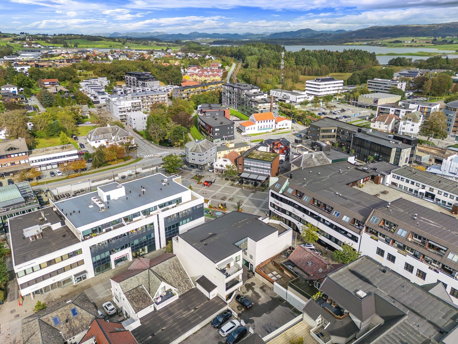 Hvis man vil ha mulighet til å kunne gå til alt, så er dette en perfekt plass å bo. Rett i nærheten har man dagligvarebutikker, shoppingmuligheter, restauranter, caféer, uteplasser, treningssenter og flotte turområder. Galleribilde