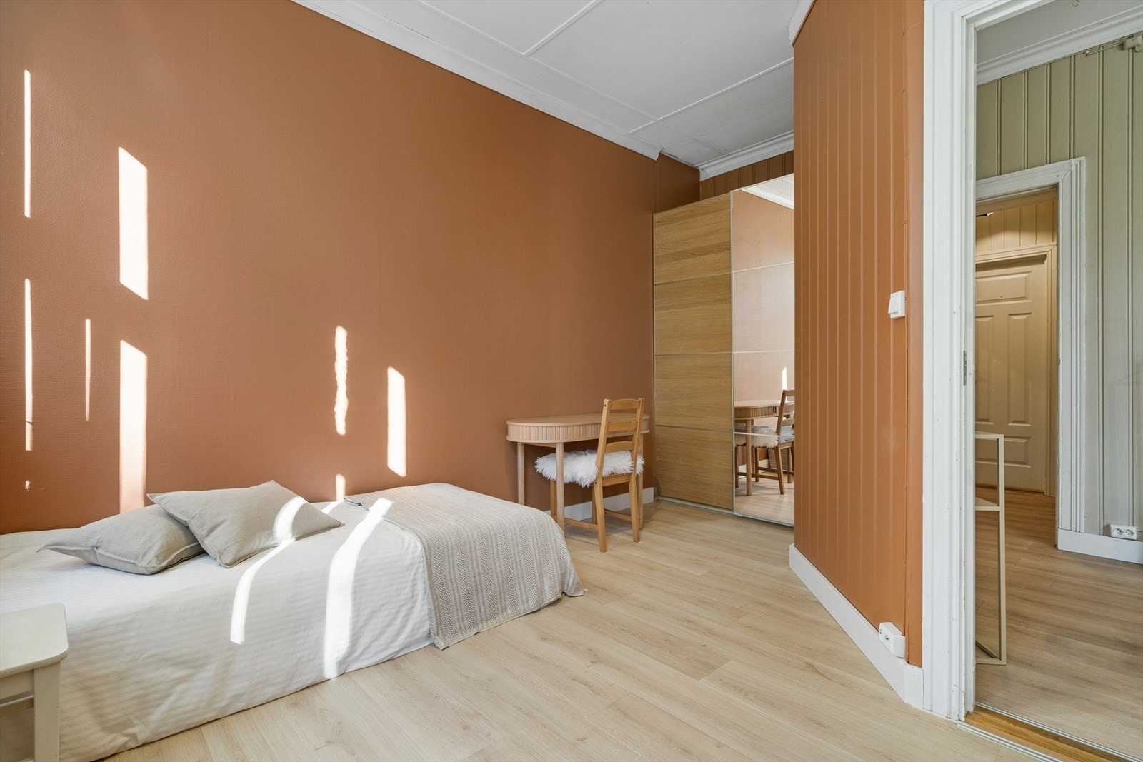 Soverom nr. 2 med god plass til dobbeltseng og garderobeskap. Soverommet kan brukes som barnerom, gjesterom eller kontor. Galleribilde