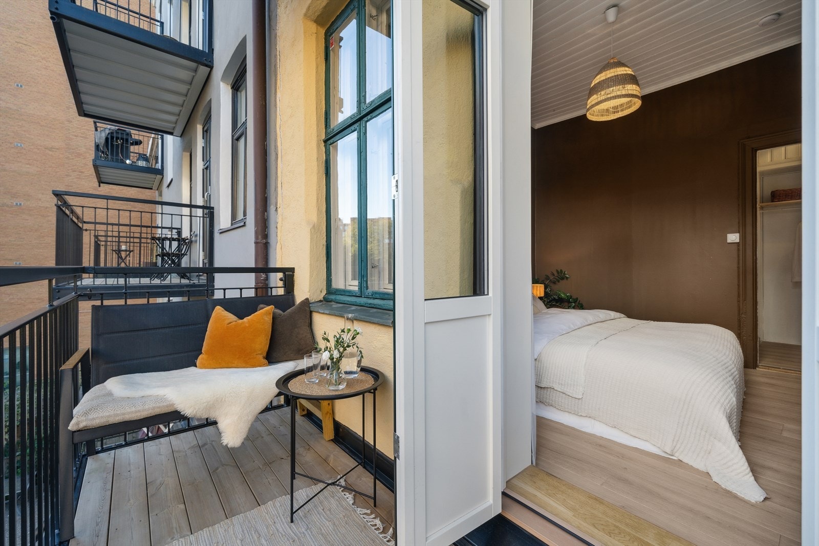 Hyggelig balkong på ca. 3,2m² med morgensol, utsikt mot akerselven og grøntarealer. Galleribilde