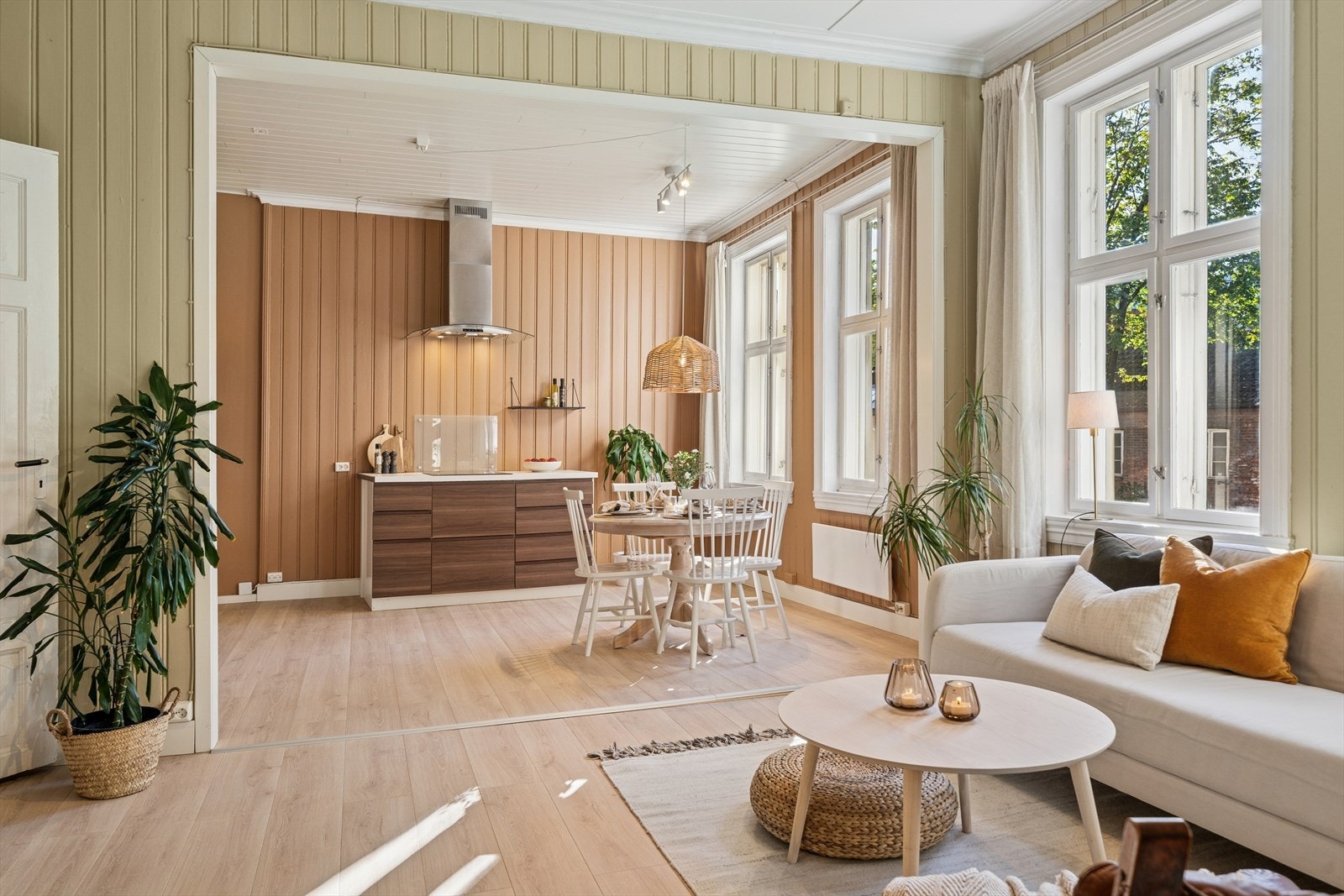 Åpen kjøkken-/stueløsning som gir god romfølelse. Det er totalt 4 vinduer som slipper inn rikelig med naturlig lys. Galleribilde