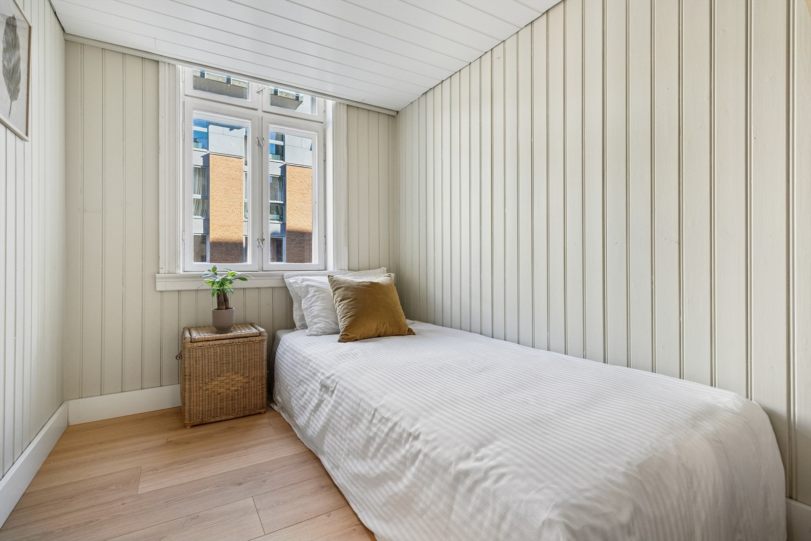 Soverom nr. 3 med hems på ca. 3,7m². Passer perfekt som barnerom. Galleribilde