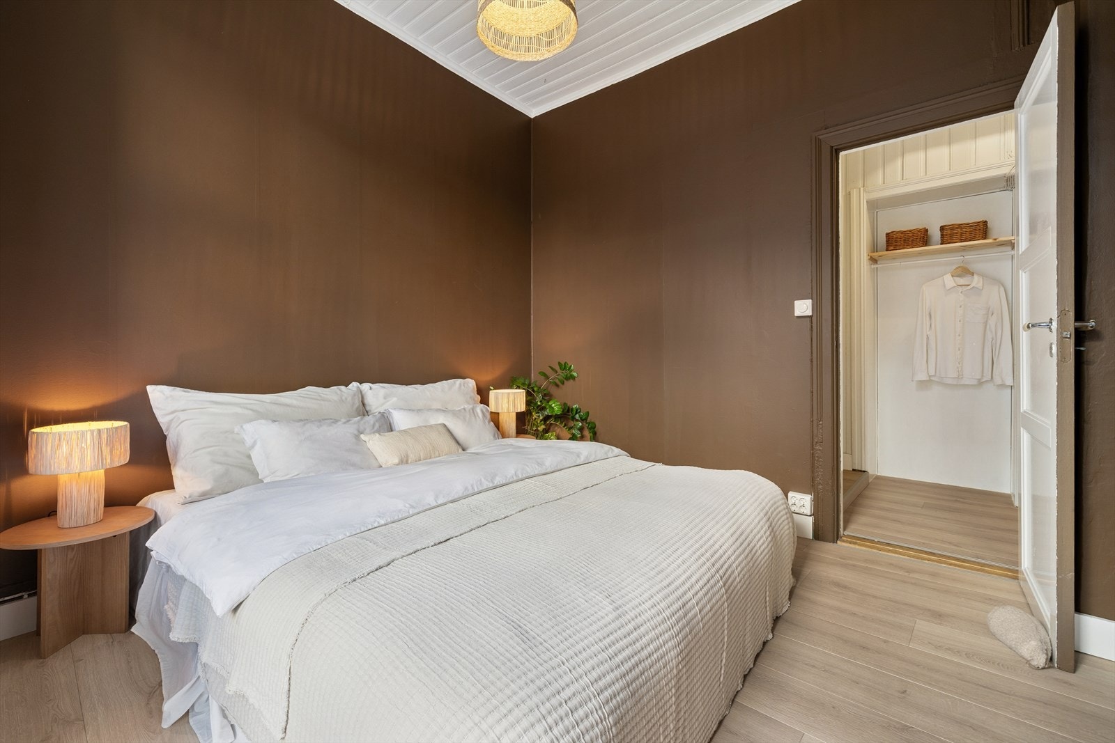 Stort soverom med god plass til dobbeltseng og nattbord. Galleribilde