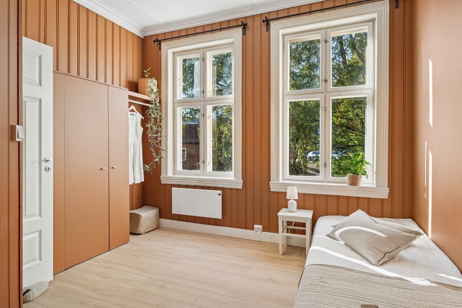 Soverommet har to garderobeskap. Fra soverommet er det utsikt mot flott grøntarealer. Galleribilde