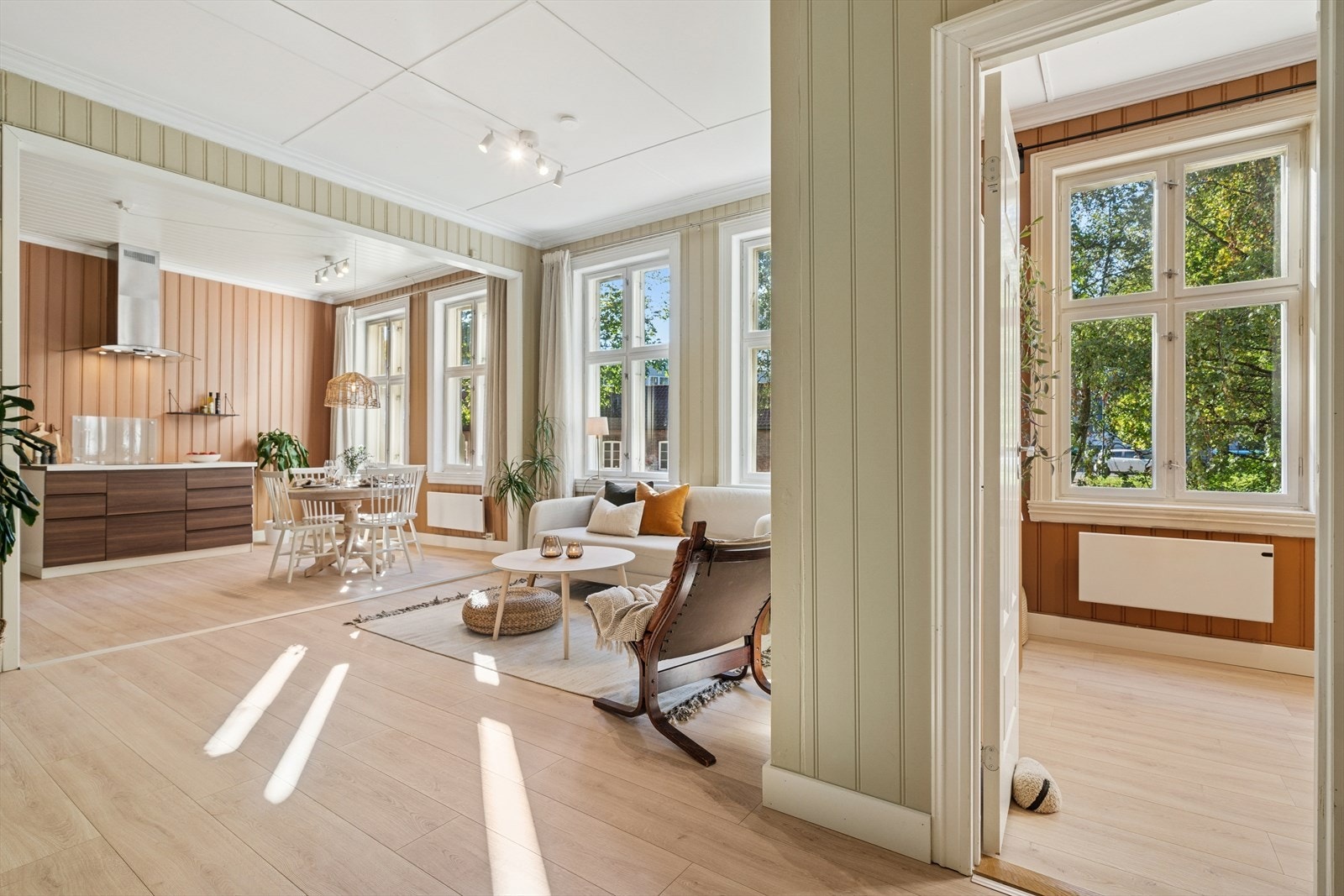 Leiligheten ligger sentralt til på nedre Grunerløkka med kort vei til det meste. Galleribilde