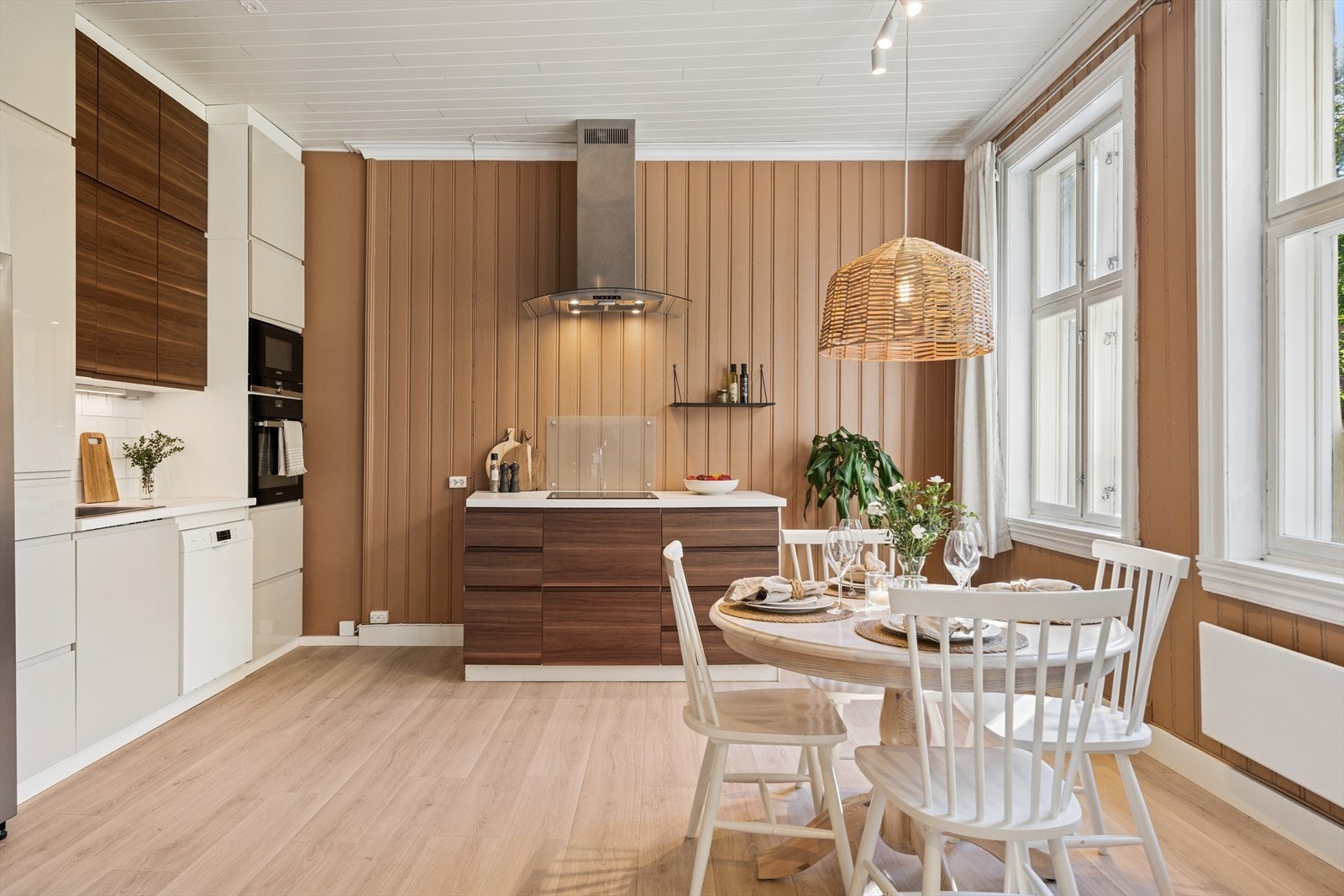 Moderne kjøkken fra IKEA som byr på masse skap -og benkeplass. Kjøkkenet har integrert platetopp, stekeovn og mikrobølgeovn. Galleribilde