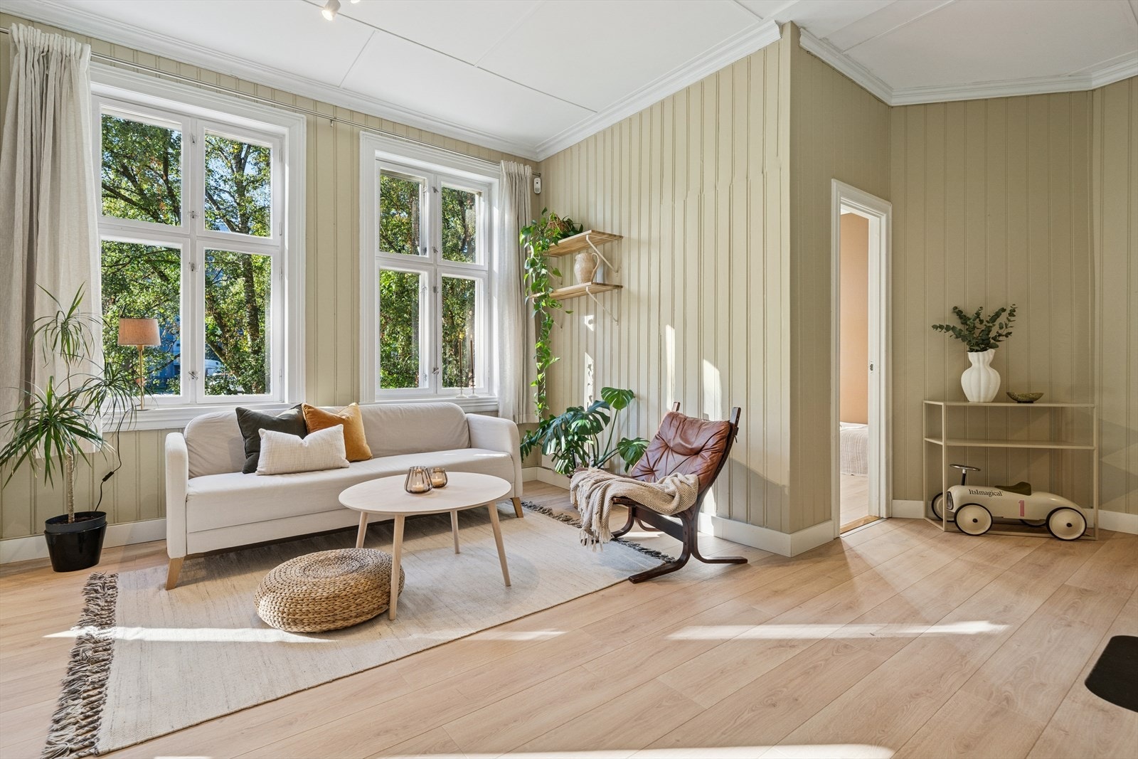 Stor stue med god plass til sofa, stuebord og tv. I stuen er det godt med vinduer som gir rikelig med naturlig lysinnslipp. Galleribilde