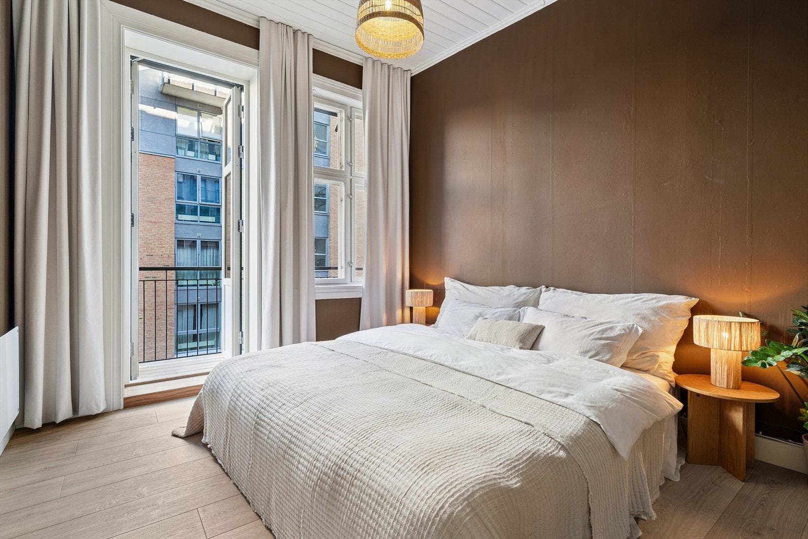 Fra soverommet er det utgang til en hyggelig balkong med plass til utemøbler. Galleribilde