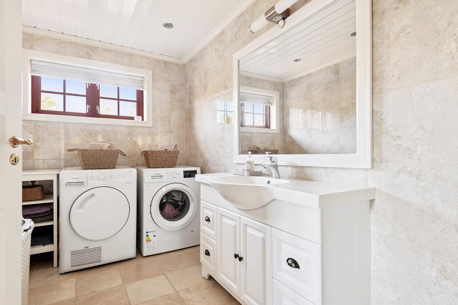 På hovedbadet er det også opplegg for vaskemaskin Galleribilde