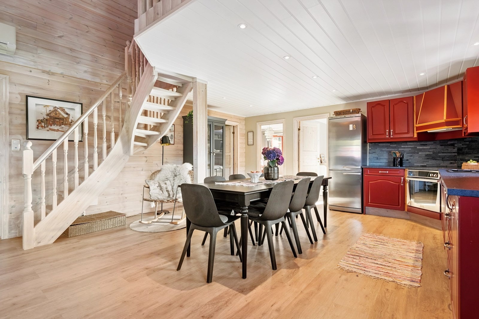 I kjøkkendelen er det god plass til spisebord- og stoler Galleribilde