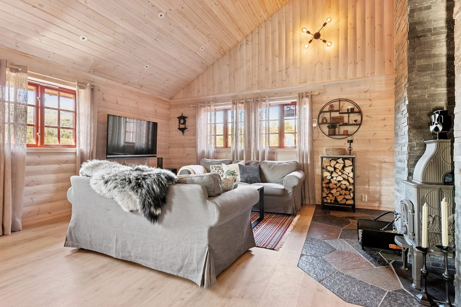 Lys og fin stue med luftig takhøyde Galleribilde