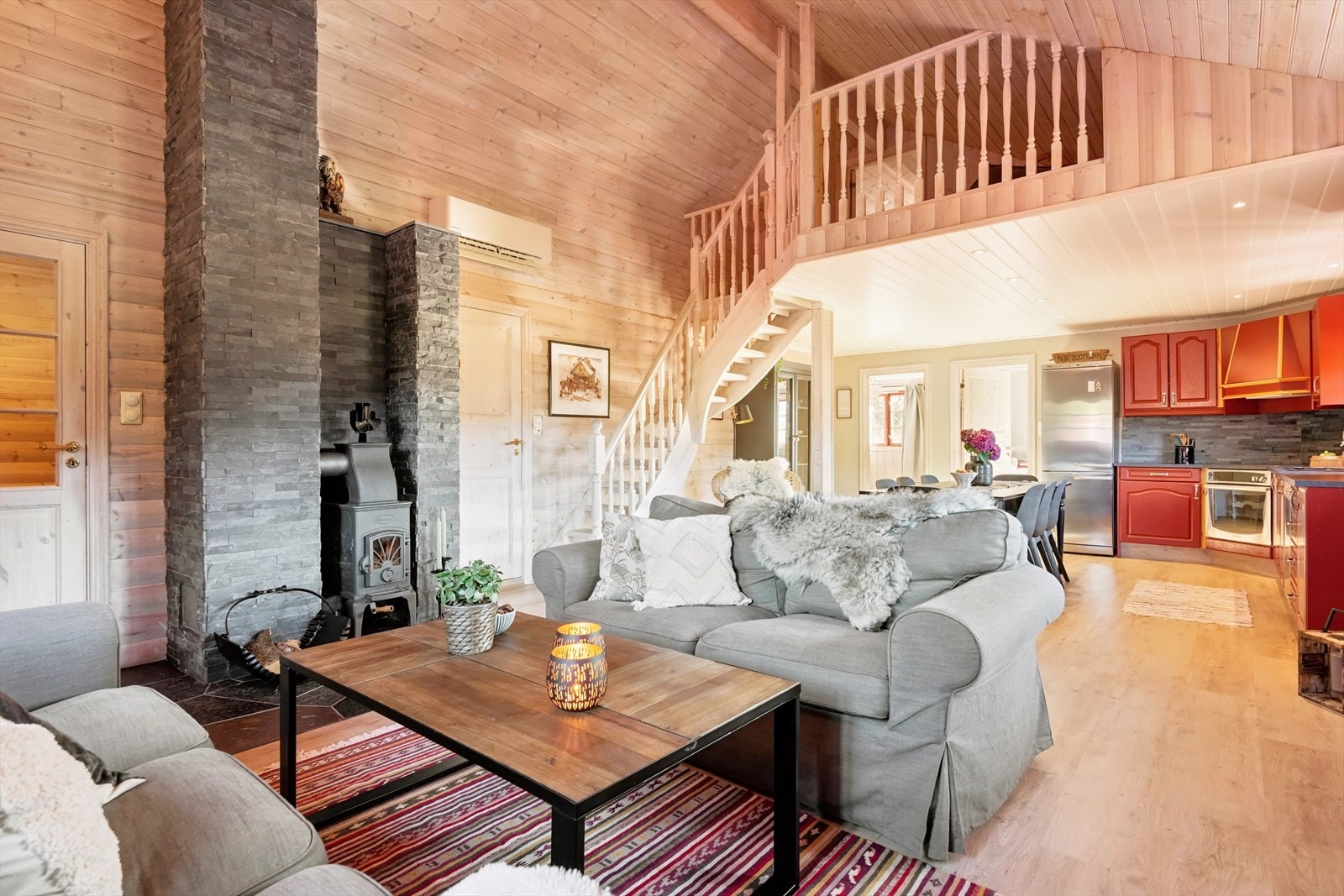 Her er det praktisk åpen kjøkkenløsning mot stuen Galleribilde