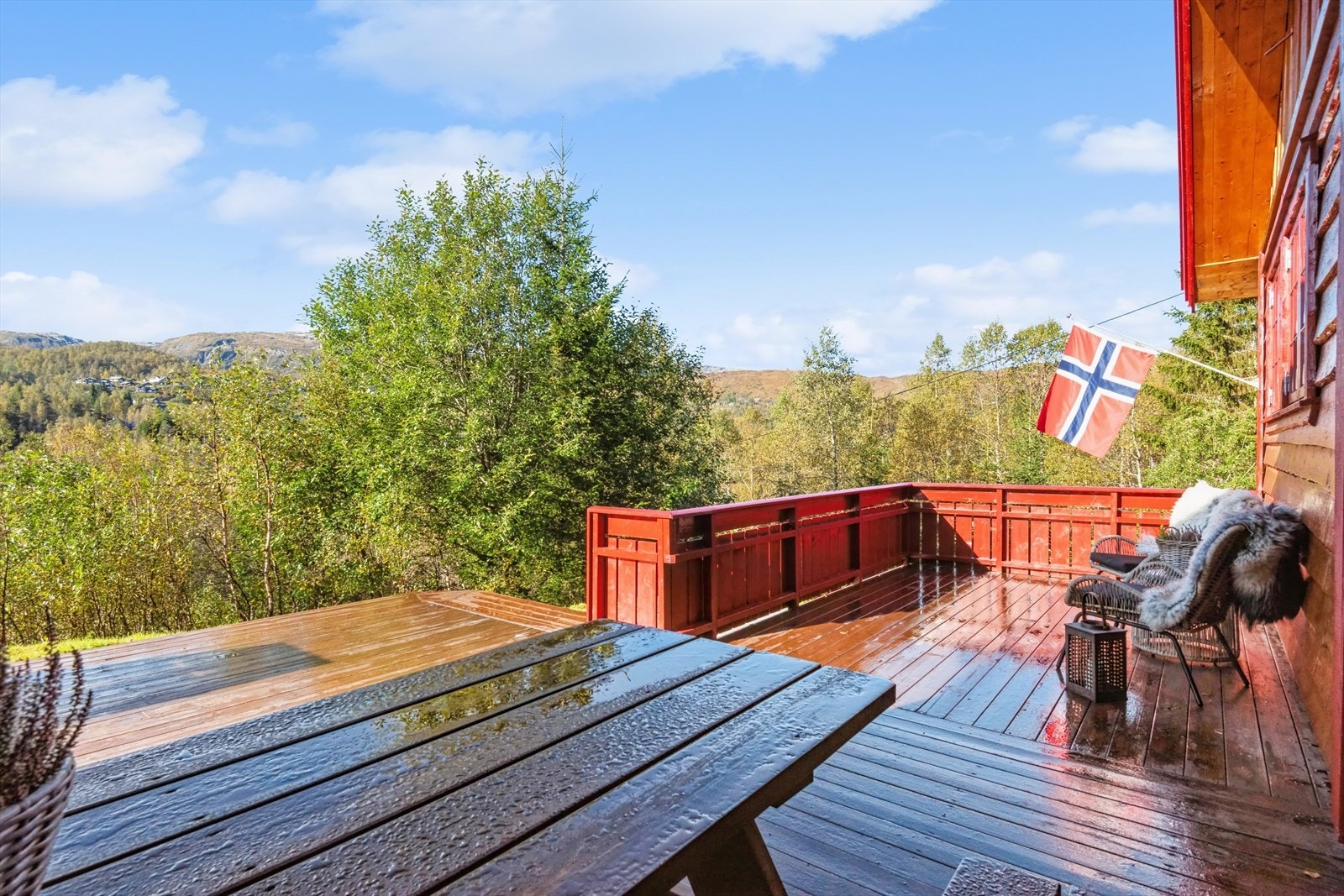 Fra den store terrassen kan solen nytes til langt på kveld uten innsyn Galleribilde