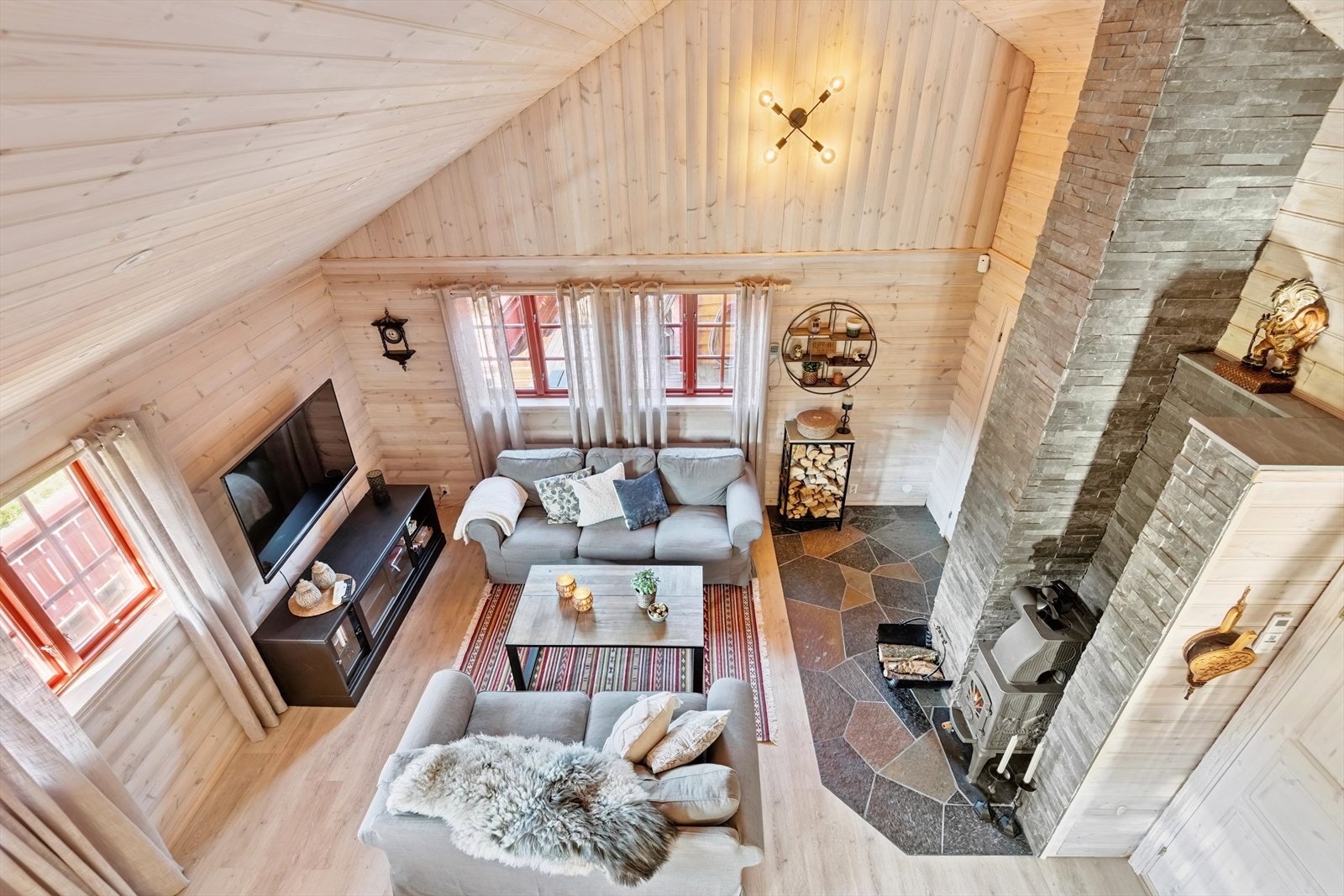 Utsikt ned mot stuen fra hemsen Galleribilde