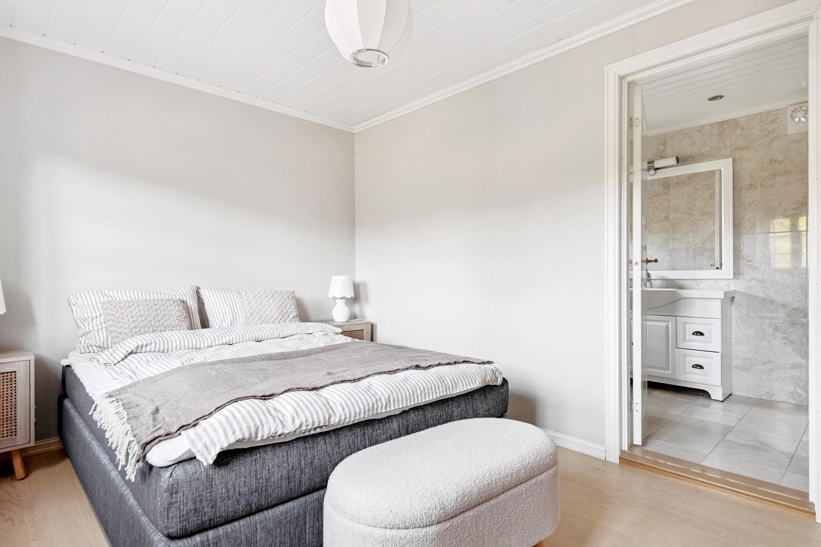 Hovedsoverommet er tilknyttet eget bad Galleribilde