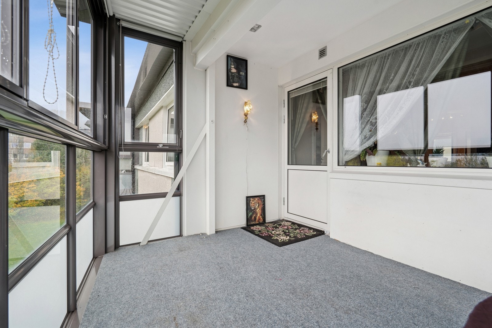 Innglasset balkong med god plass til utemøbler. Galleribilde