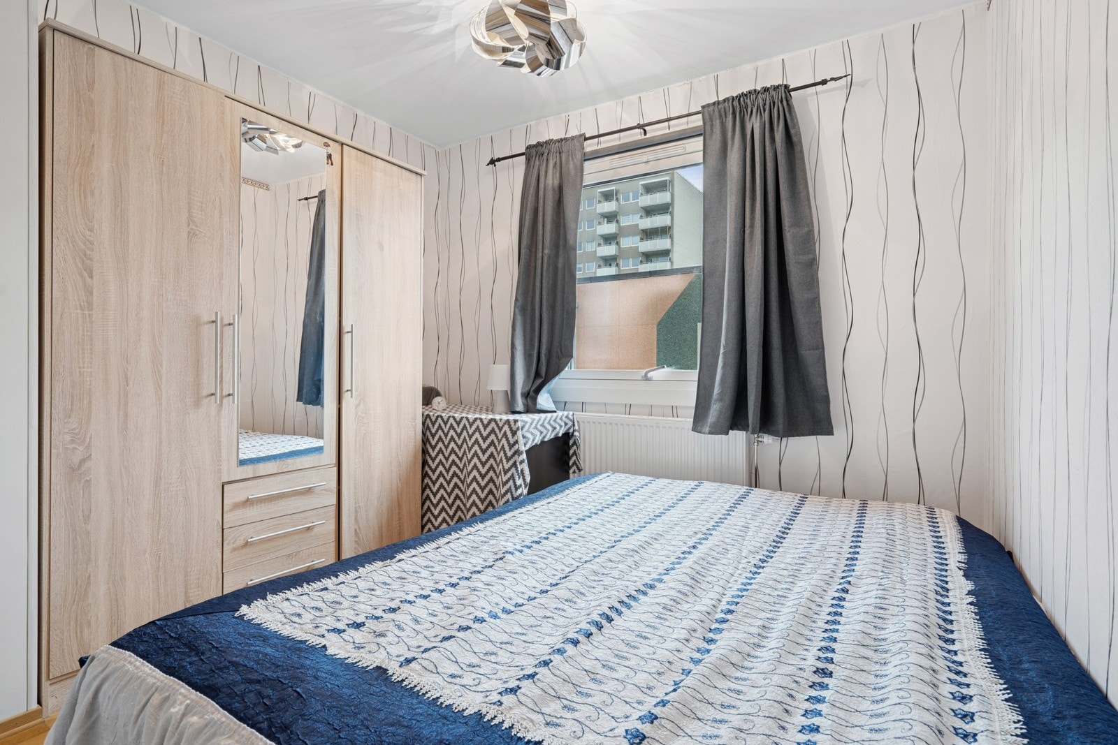 Soverom 2 med god plass til både dobbeltseng og garderobeskap. Galleribilde