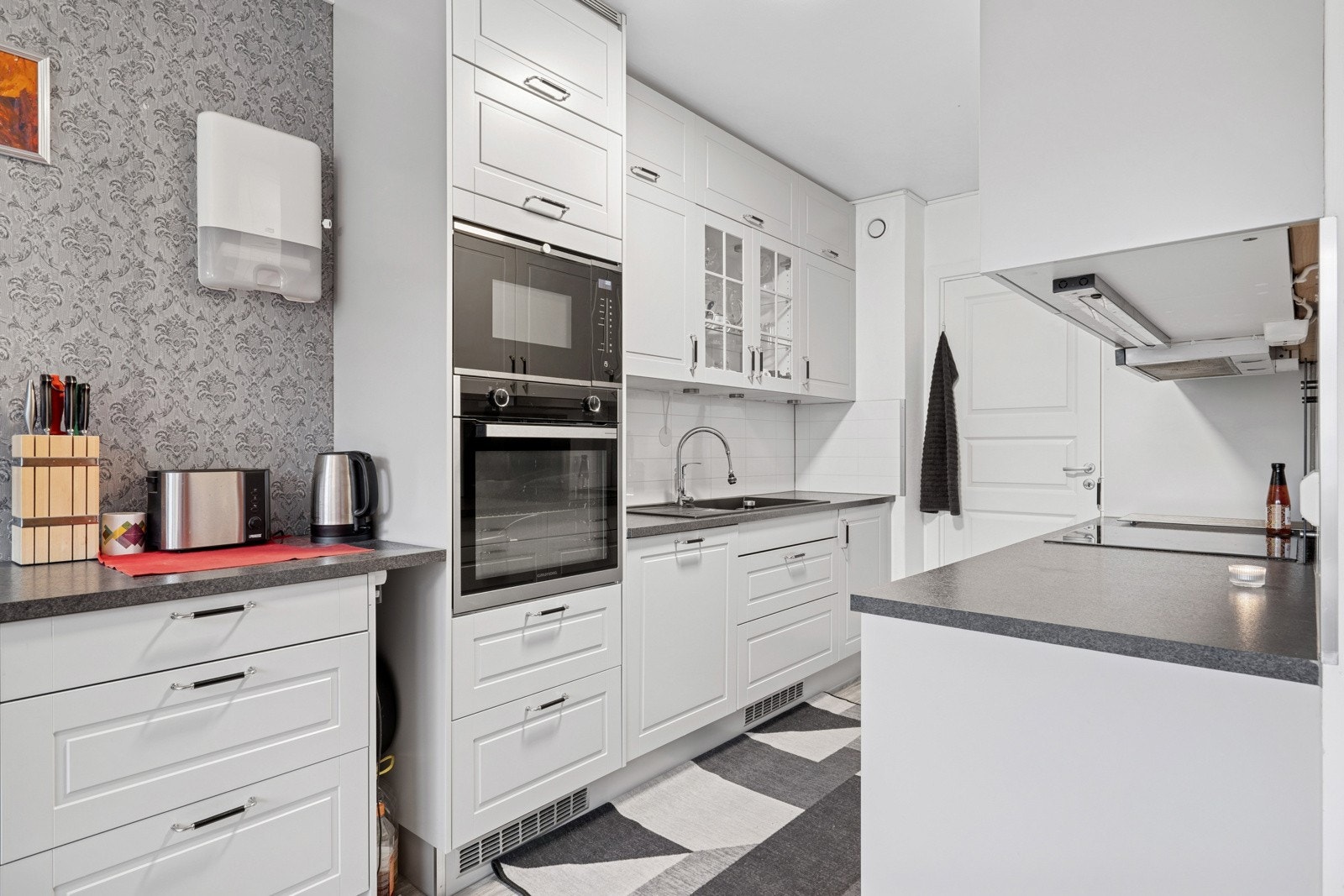 Moderne kjøkken fra 2021 med integrerte hvitevarer. Galleribilde