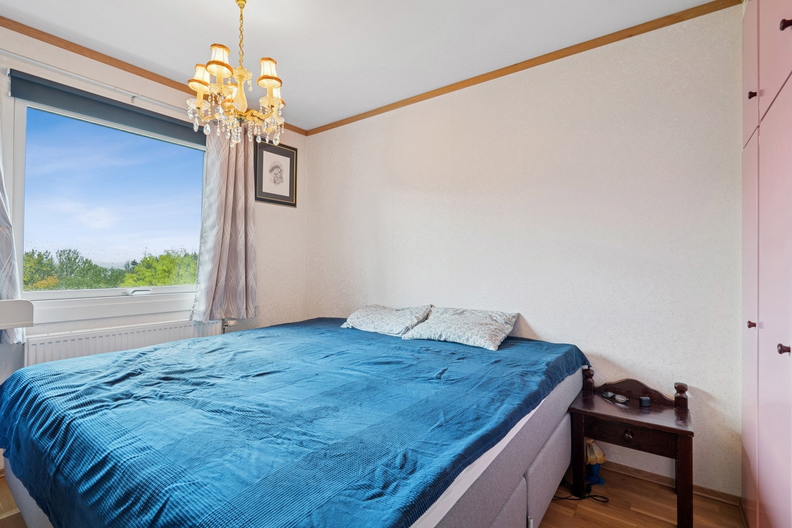 Hovedsoverom med god plass til dobbeltseng og integrert garderobeskap. Galleribilde