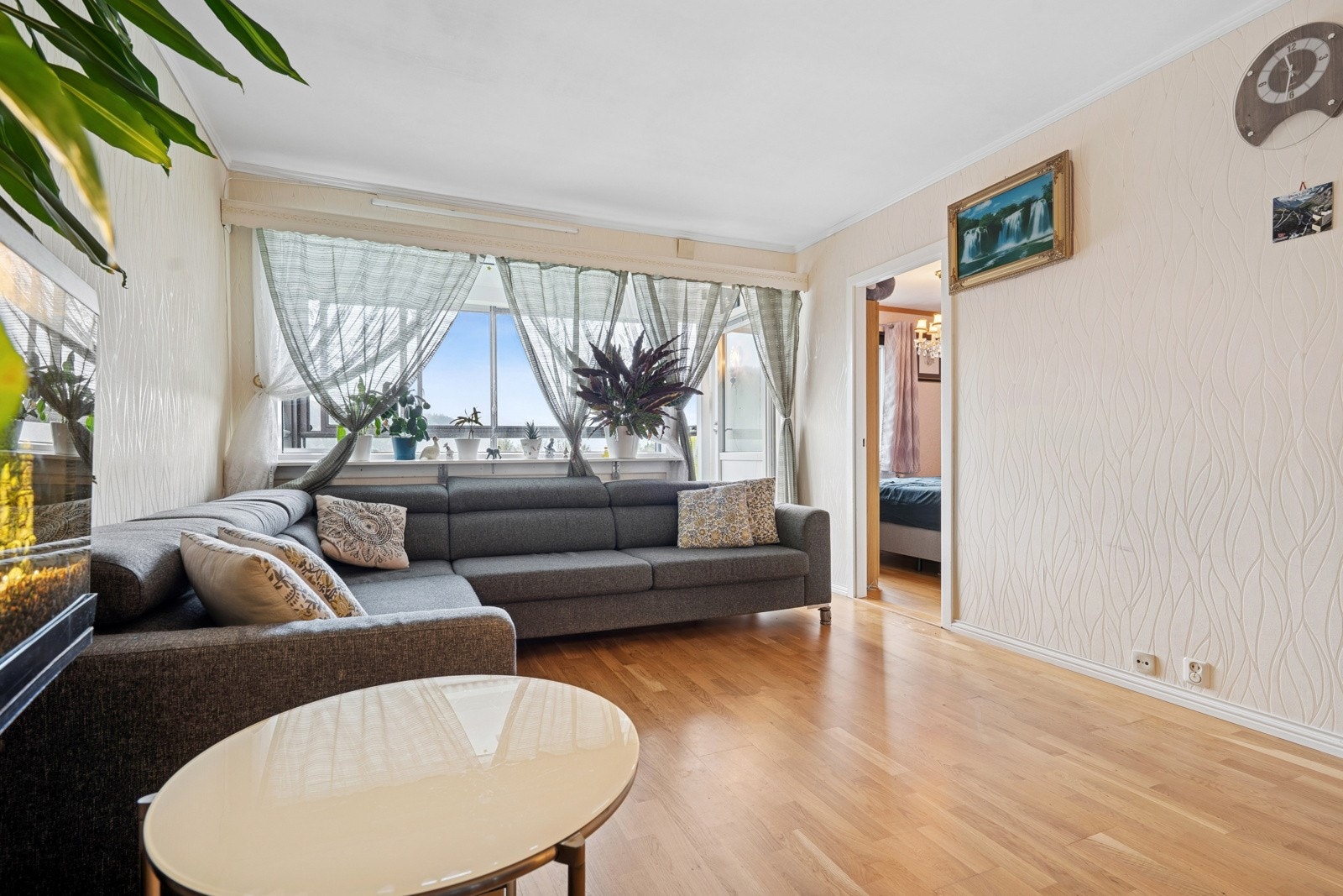 Lys og pen stue med direkte utgang til balkong. Galleribilde