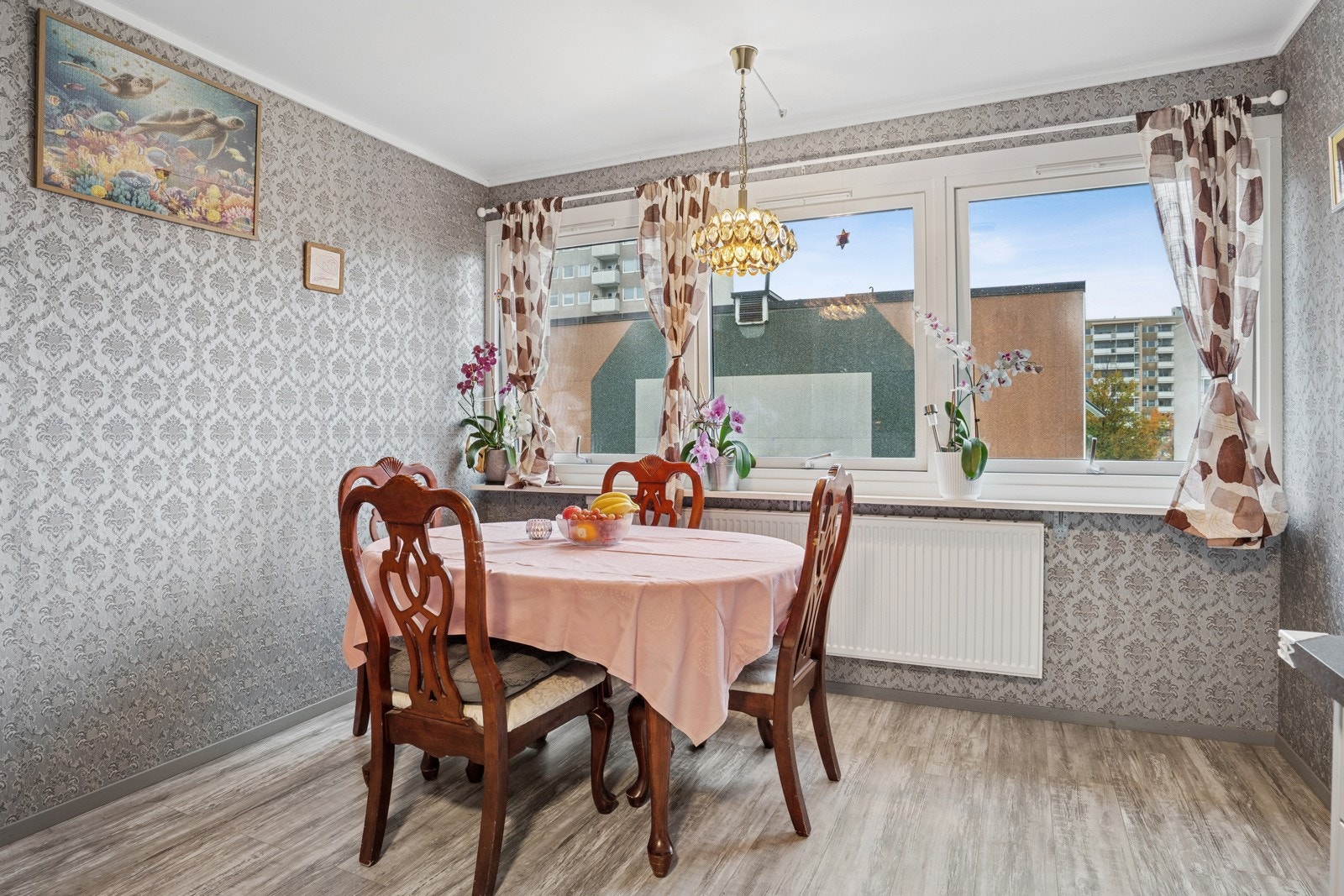 Store vinduer gir rikelig med naturlig lys og utsikt mot nærområdet. Galleribilde