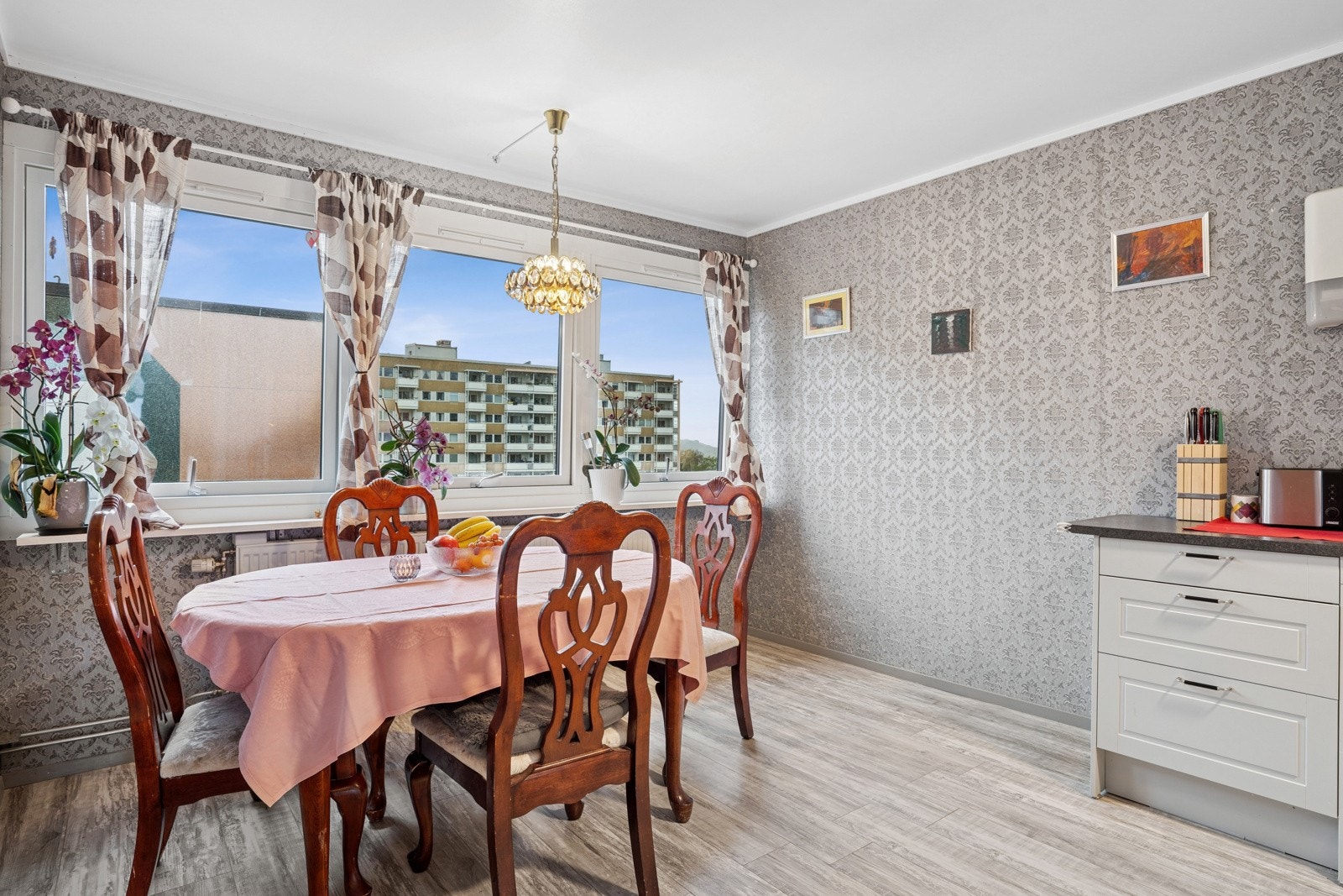 Lys og trivelig spiseplass på kjøkkenet med god plass til spisebord. Galleribilde