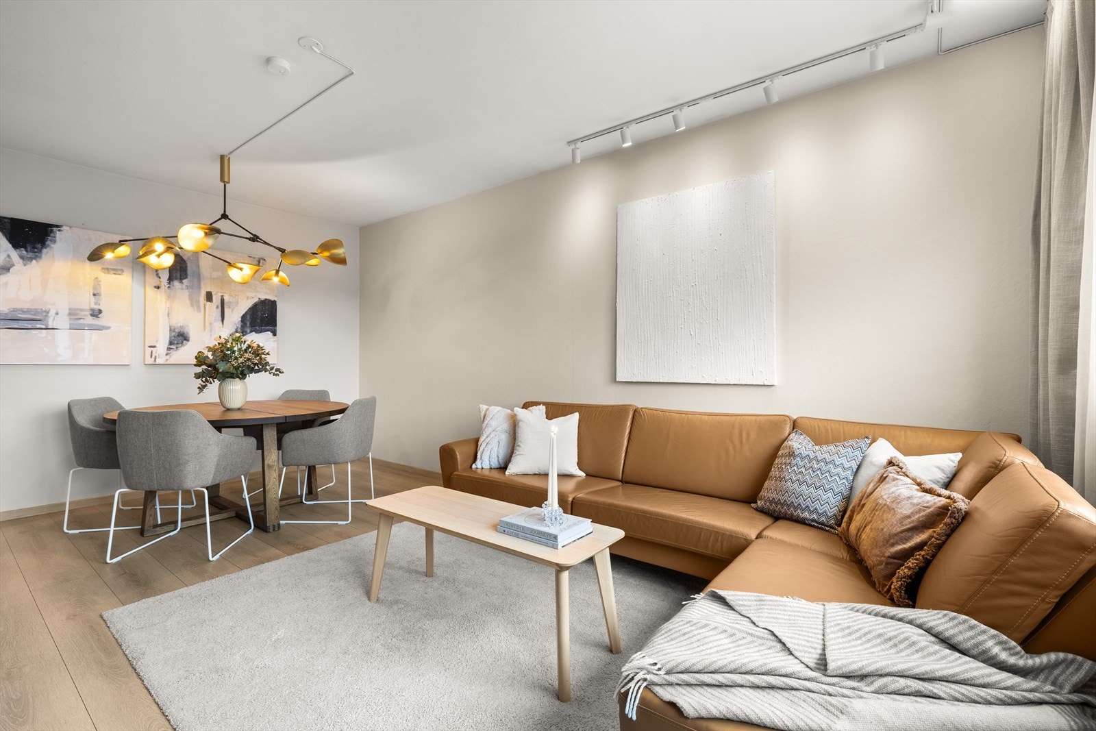 I stue er det god plass til flere sittegrupper og soner Galleribilde