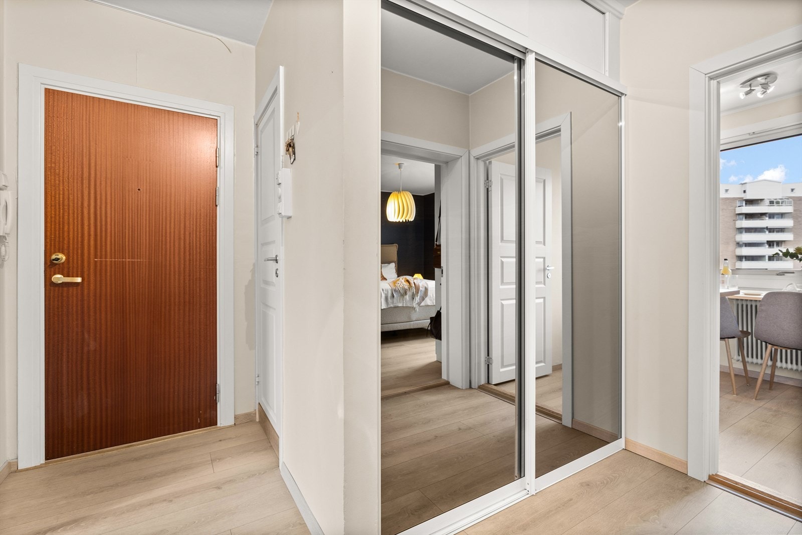 Entrè med god plass til oppbevaring av sko og yttertøy Galleribilde