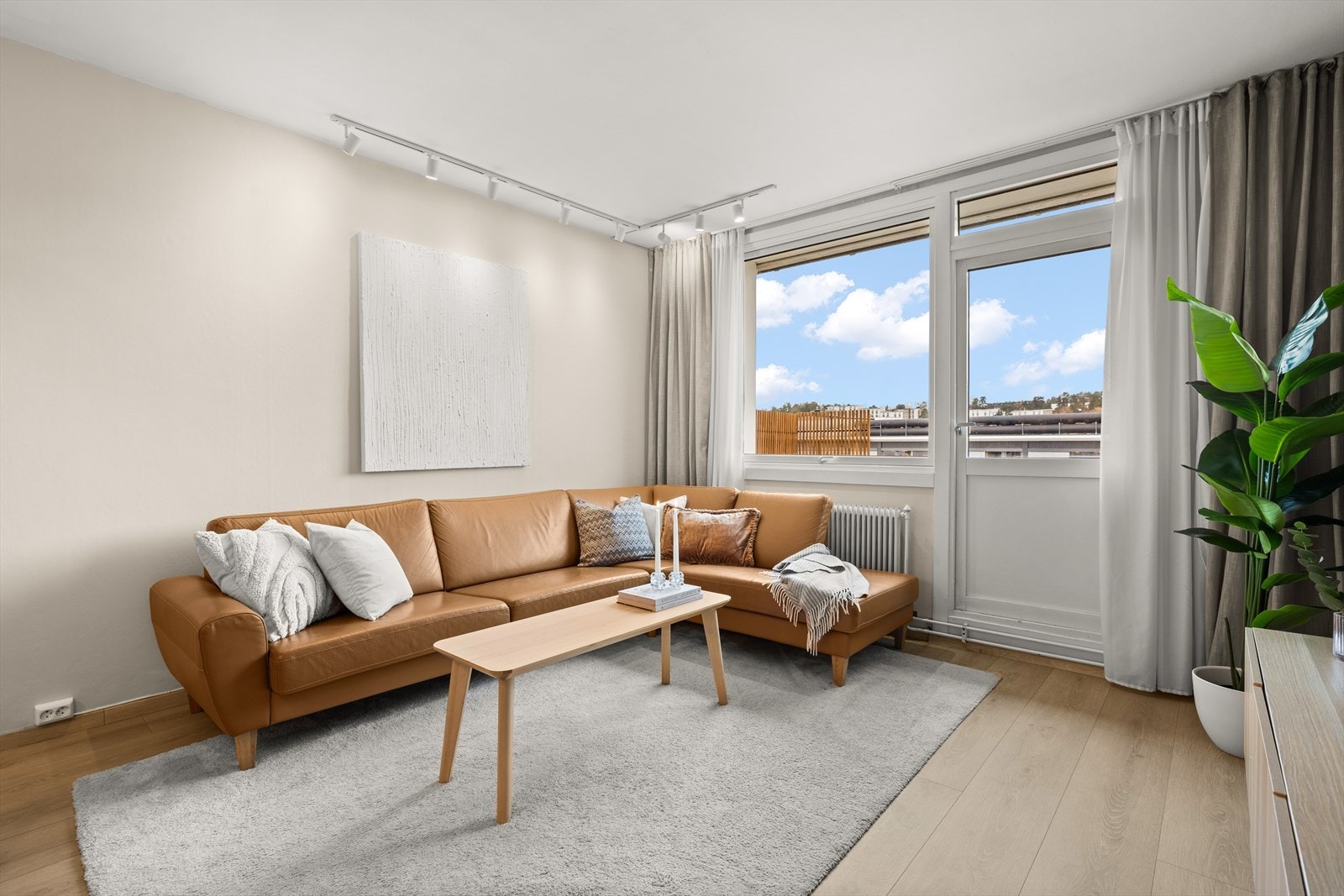 Lys og innbydende stue med lite innsyn og rikelig med naturlig lysinnslipp Galleribilde