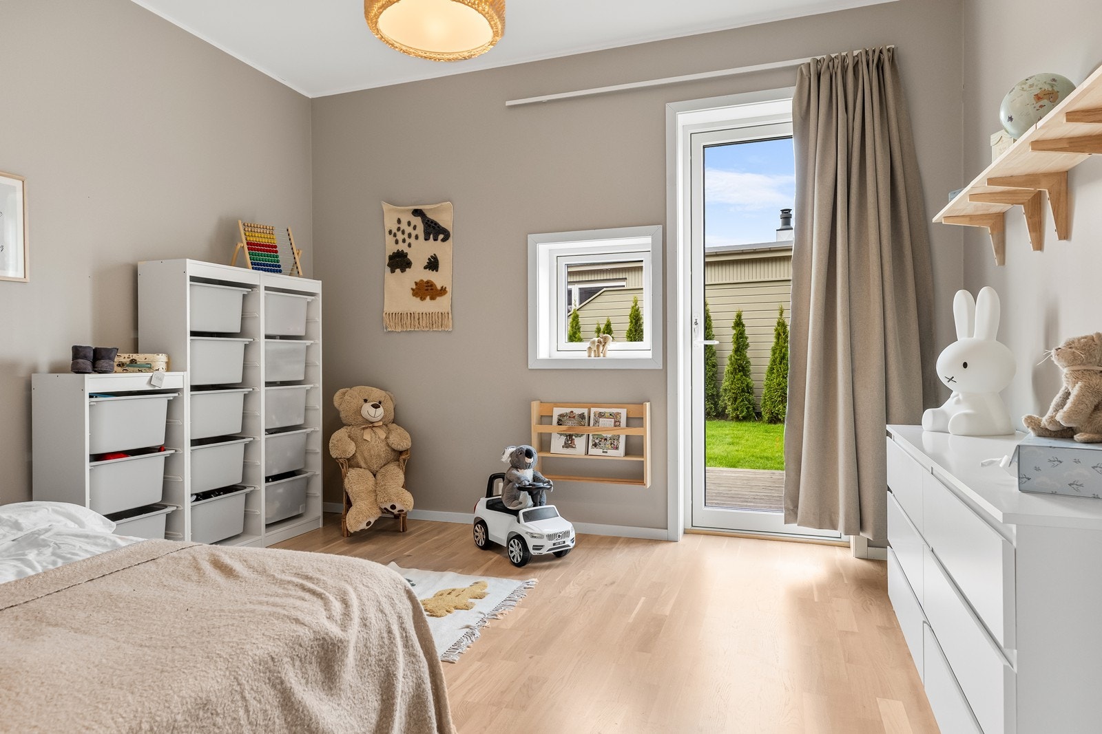 Soverom med adkomst ut til terrassen Galleribilde