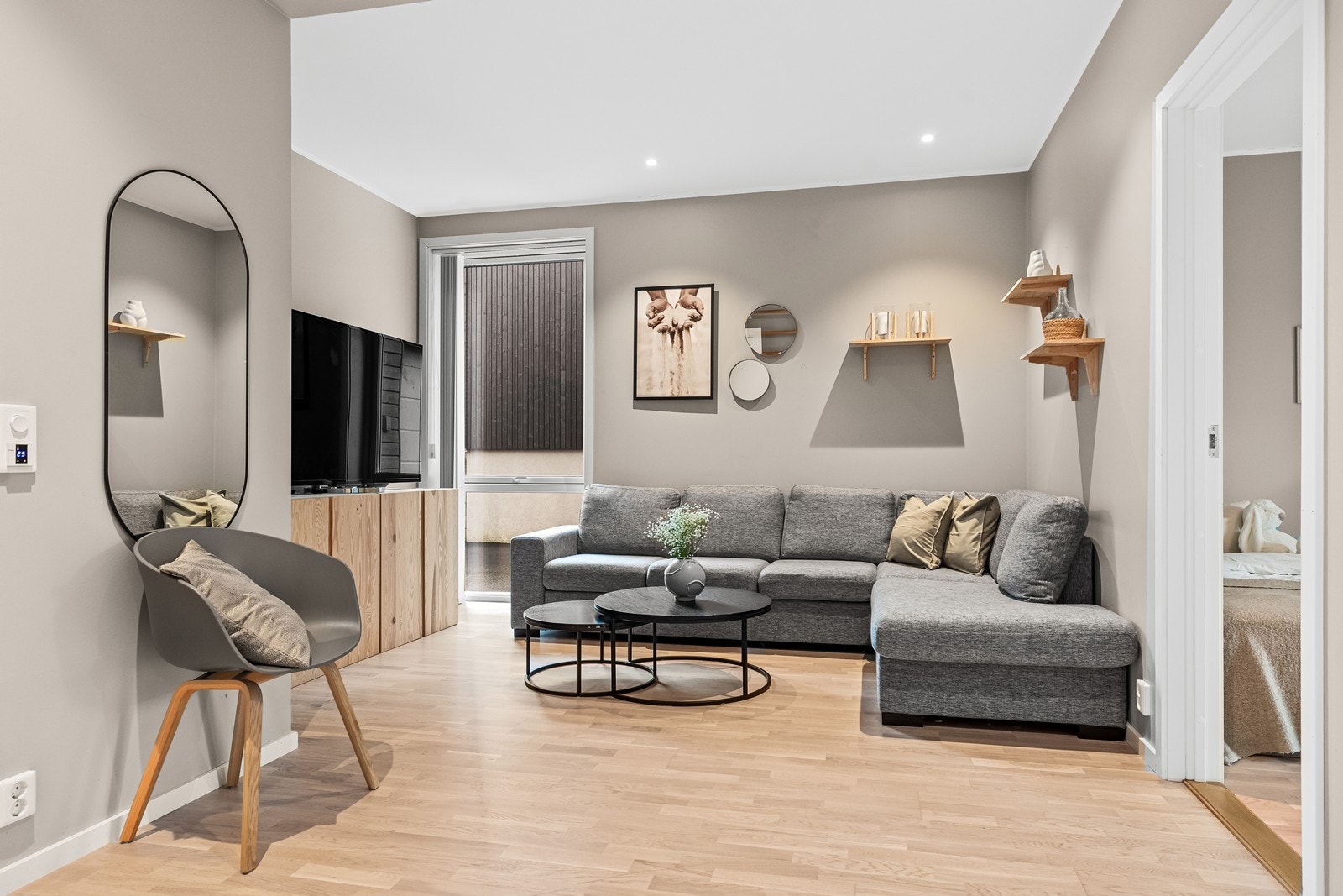 Stuen i 1. etasje har parkett på gulv Galleribilde