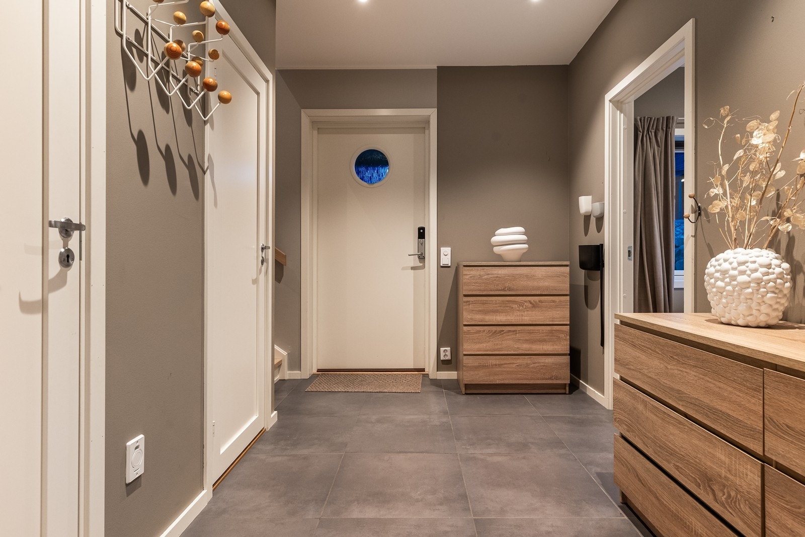 Flislagt gang med mulighet for noe innredning Galleribilde