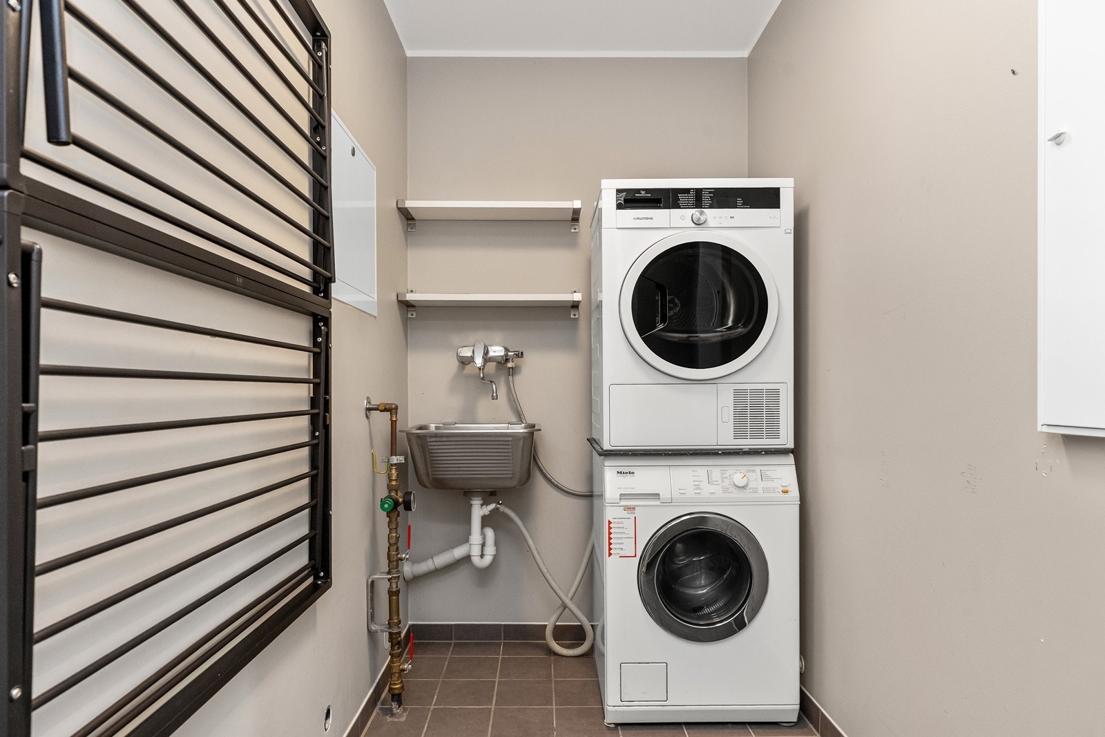 Vaskerommet i 1. etasje har opplegg for vaskemaskin samt vaskekum. Her er det også varme i gulvet Galleribilde