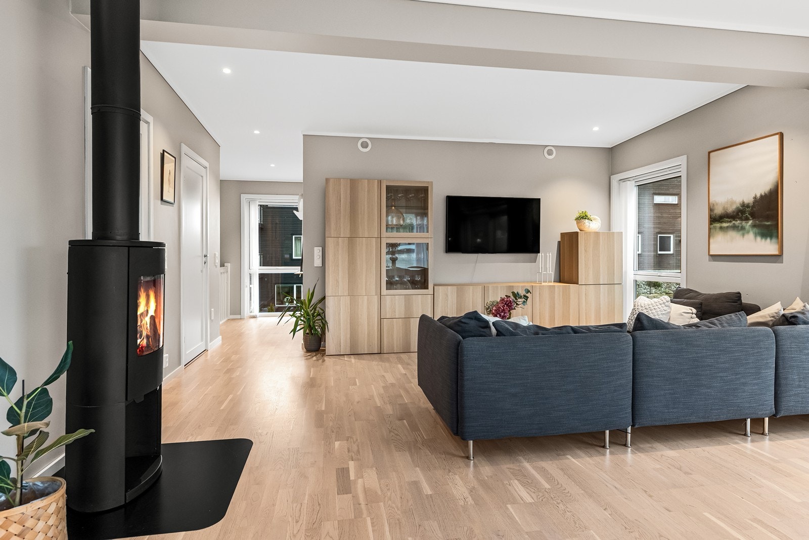 Eiendommen har oppvarming med luft-til-luft varmepumpe samt lun varme fra peisovnen i stue Galleribilde